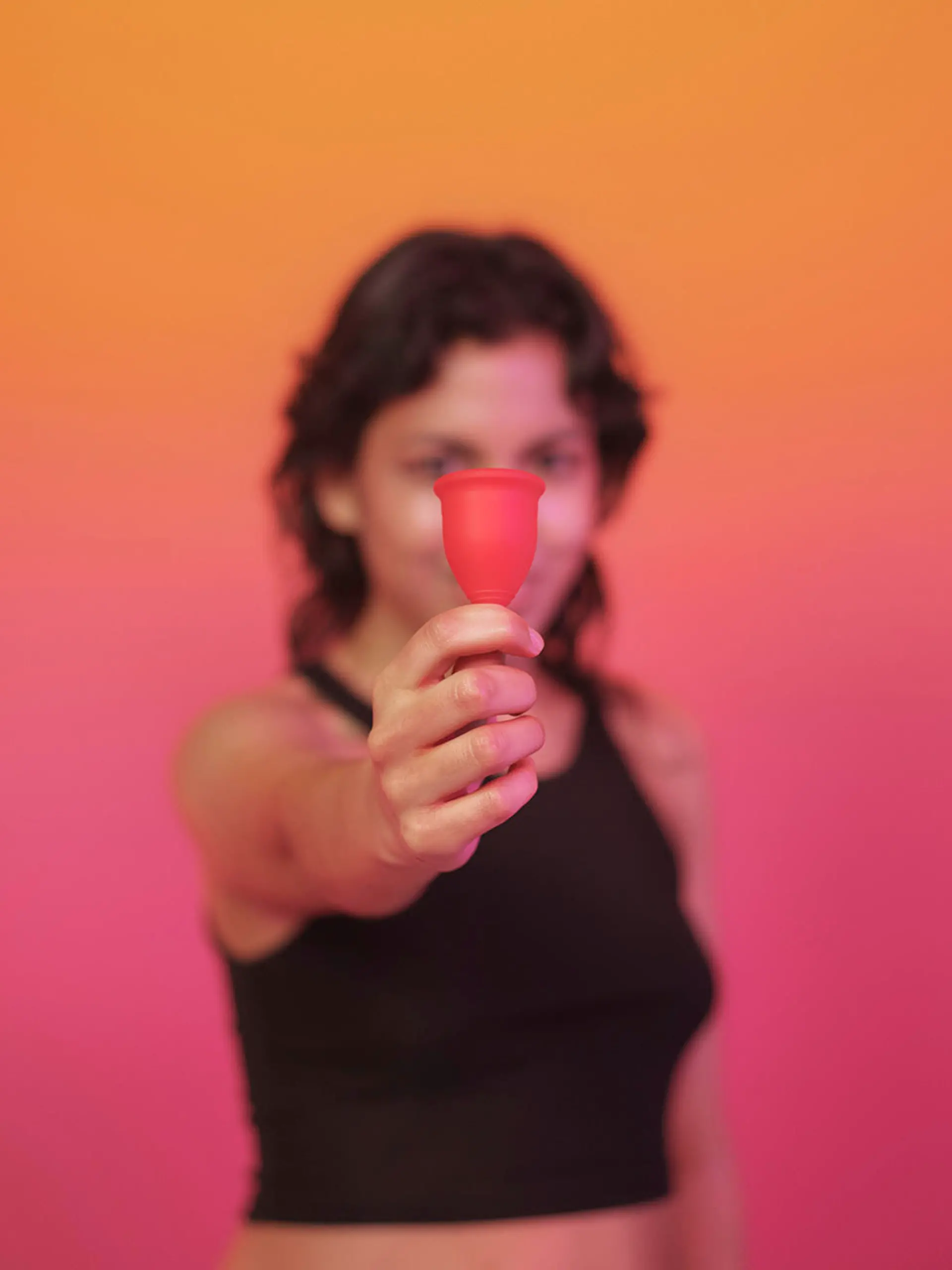 Lina Bembe hält eine Menstruationstasse