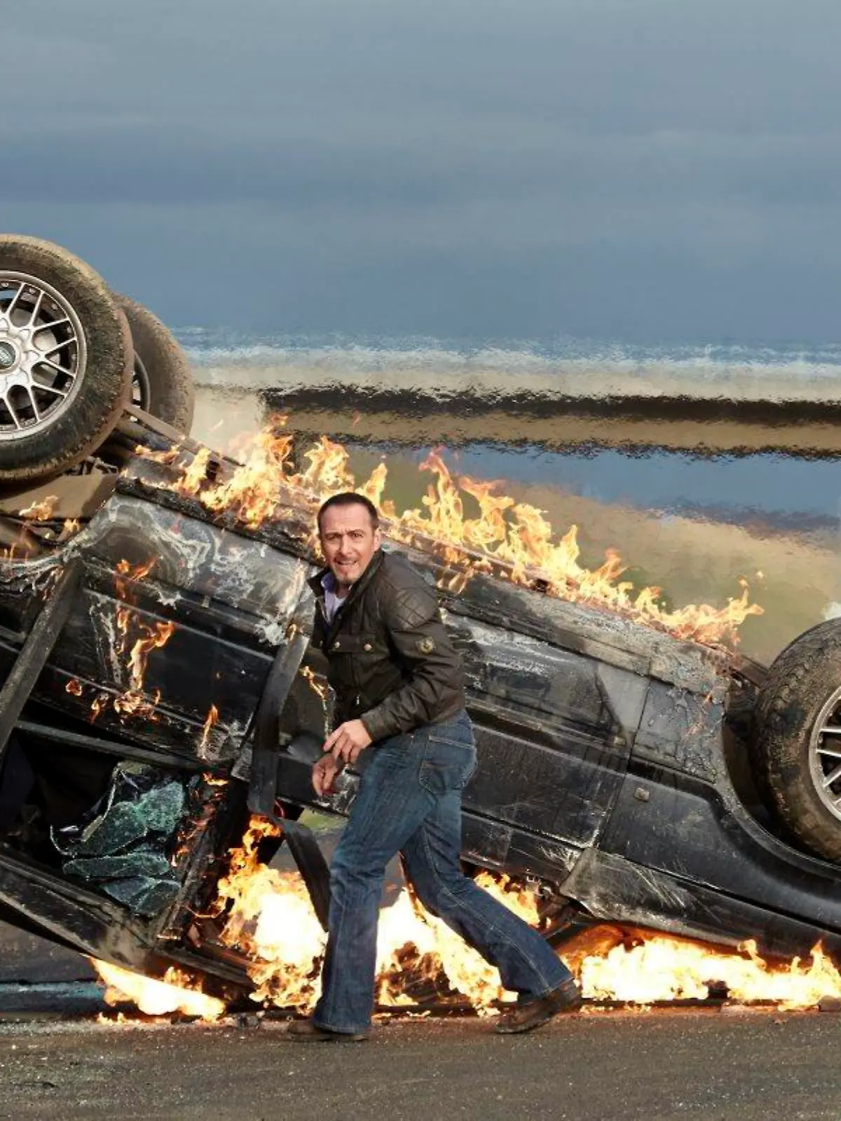 Anfangsstunt
Semir Gerkan (Erdogan Atalay)
Bei der Verfolgungsjagt fliegt der Drogendealer ab, Semir kann ihn nicht retten.
Ⓒ Guido Engels/RTL