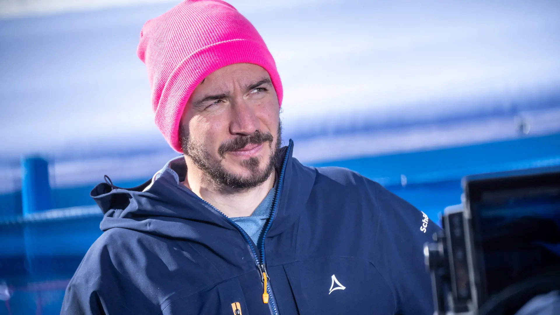 ARCHIV - 16.02.2023, Frankreich, Courchevel: Ski alpin: Weltmeisterschaft, Riesenslalom Damen: Felix Neureuther, ehemaliger deutscher Skirennläufer, verfolgt als TV Experte für die ARD den 2. Durchgang. Den aktuellen Rennkalender im Weltcup sieht der 38-Jährige kritisch. (zu dpa: ««Unzeitgemäß»: Ex-Skistar Neureuther fordert neuen Rennkalender») Foto: Michael Kappeler/dpa +++ dpa-Bildfunk +++