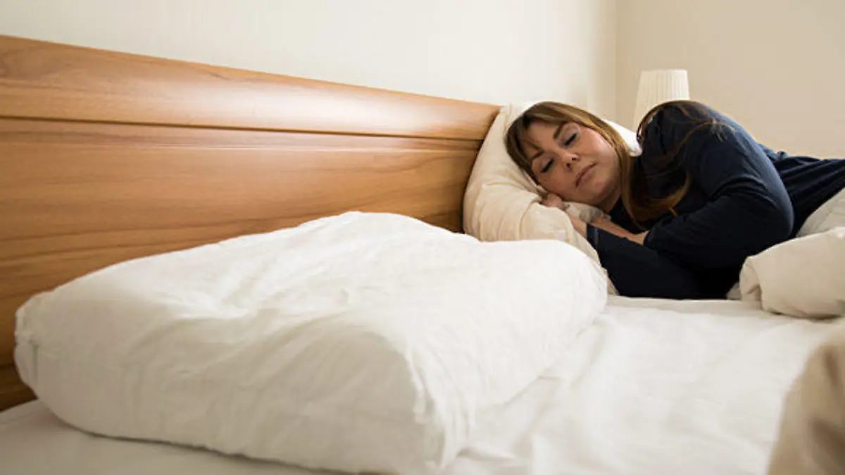 ILLUSTRATION - Eine junge Frau liegt am 21.05.2019 in einer Wohnung in Berlin in einem Bett und schlaeft (gestellte Szene). Foto: Christin Klose