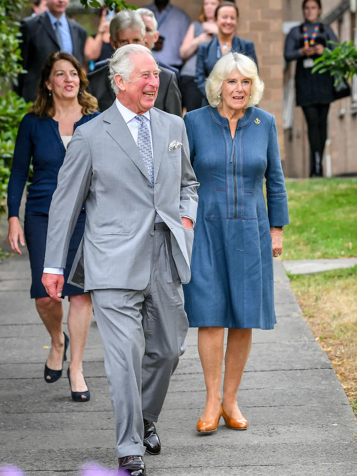 Prinz Charles und Herzogin Camilla besuchen ein Krankenhaus in Cheltenham.