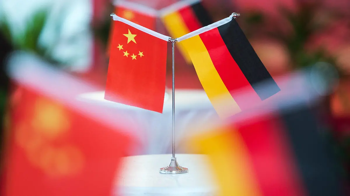 ARCHIV - 12.11.2014, China, Hefei: Chinesische und deutsche Flaggen stehen bei einem Empfang in Hefei. (zu dpa "BDI: Investitionsabkommen mit China muss noch dieses Jahr kommen") Foto: picture alliance / dpa +++ dpa-Bildfunk +++
