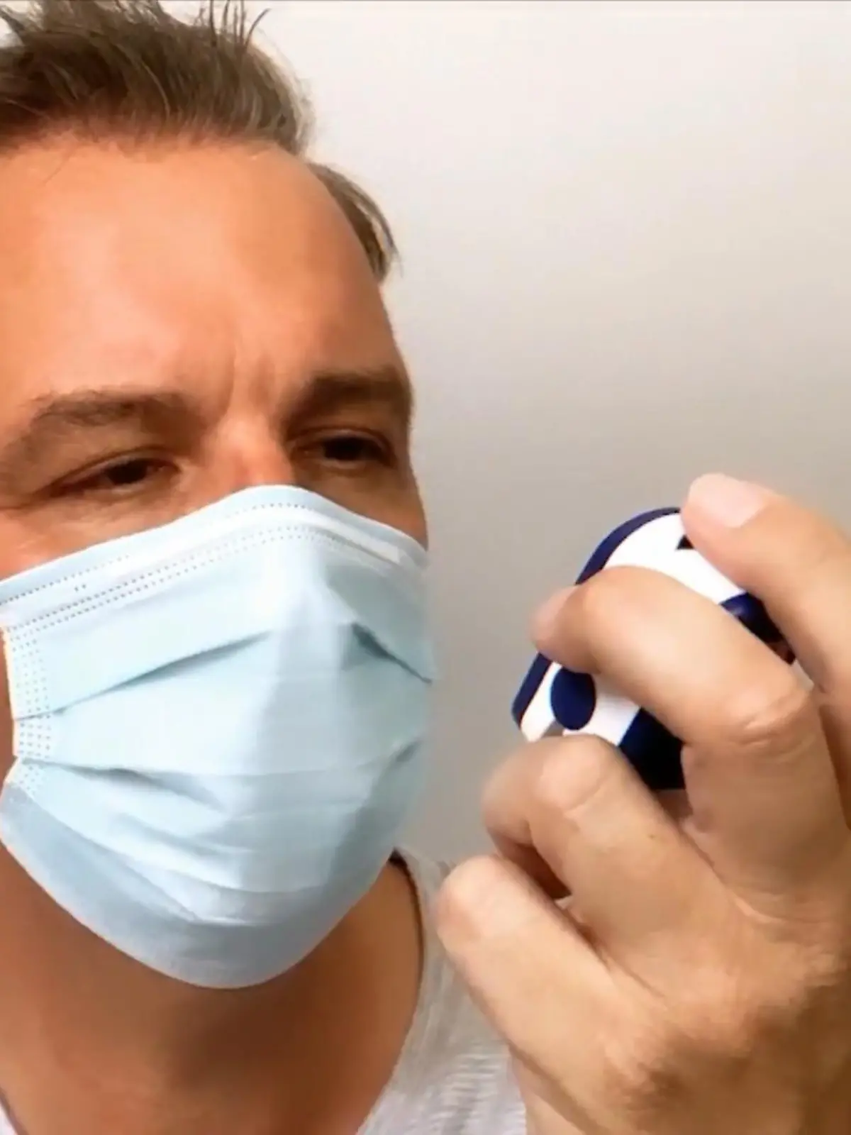 Die Maske ist ein wichtiges Mittel, um die Ausbreitung des Coronavirus aufzuhalten. Doch was macht es mit unserer Gesundheit, wenn wir die Mund-Nasen-Bedeckungen mehrere Stunden am Tag tragen? RTL-Reporter Thorsten Sleegers macht den Selbsttest. Was er dabei herausfindet, das sehen Sie im Video.