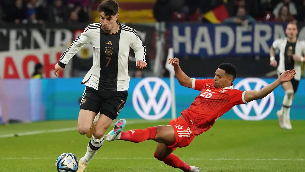 Marcos Lopez Peru steigt gegen Kai Havertz Deutschland Germany ein - Mainz 25.03.2023: Deutschland vs. Peru, MeWa Arena Mainz, Freundschaftsspiel, *** Marcos Lopez Peru gets in against Kai Havertz Germany Mainz 25 03 2023 Germany vs Peru, MeWa Arena Mainz, friendly match,