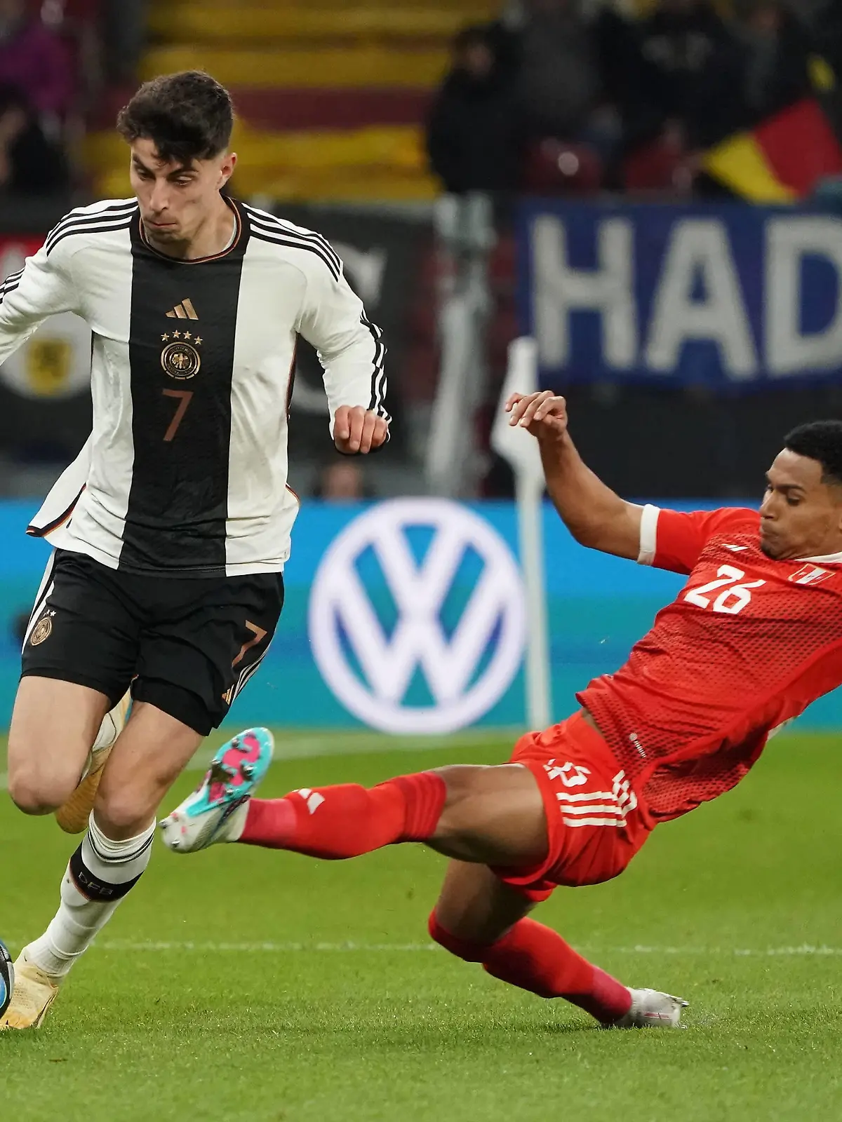 Marcos Lopez Peru steigt gegen Kai Havertz Deutschland Germany ein - Mainz 25.03.2023: Deutschland vs. Peru, MeWa Arena Mainz, Freundschaftsspiel, *** Marcos Lopez Peru gets in against Kai Havertz Germany Mainz 25 03 2023 Germany vs Peru, MeWa Arena Mainz, friendly match,