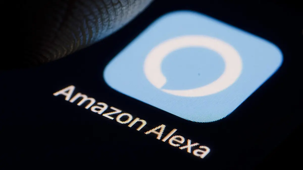 Das Logo von Amazon Alexa wird auf einem Smartphone angezeigt. Berlin, 14.12.2018. Berlin Deutschland *** The logo of Amazon Alexa is displayed on a smartphone Berlin 14 12 2018 Berlin Germany PUBLICATIONxINxGERxSUIxAUTxONLY Copyright: xThomasxTrutschel/photothek.netx