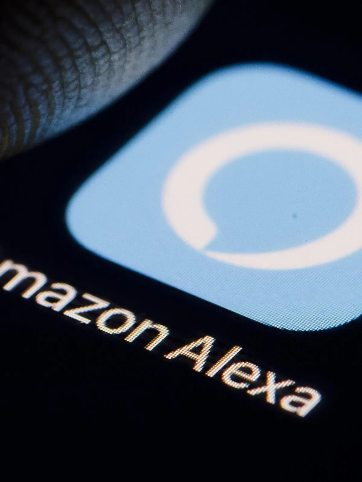Das Logo von Amazon Alexa wird auf einem Smartphone angezeigt. Berlin, 14.12.2018. Berlin Deutschland *** The logo of Amazon Alexa is displayed on a smartphone Berlin 14 12 2018 Berlin Germany PUBLICATIONxINxGERxSUIxAUTxONLY Copyright: xThomasxTrutschel/photothek.netx  