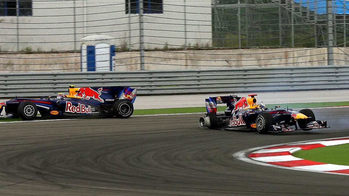German Sebastian Vettel (R) and Australian Mark Webber (L) both of Red Bull after their cars collided during the Turkish Grand Prix at Istanbul Park circuit in Istanbul, Turkey on 30 May 2010. Webber came in third, Vettel was forced to retire. EPA/STRINGER  +++(c) dpa - Bildfunk+++