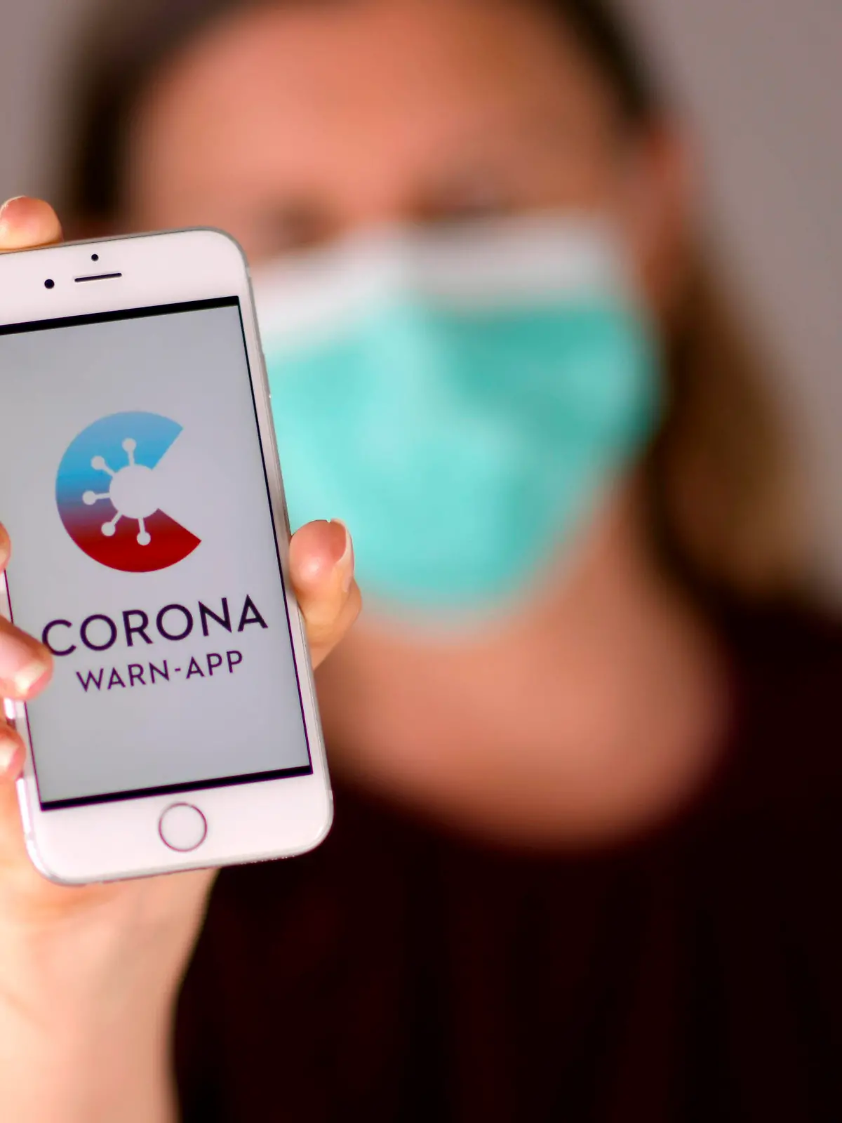  16.06.2020, Ab heute im App-Store: Die neue offizielle Warn-App im Kampf gegen das Coronavirus Corona-Warn-App auf einem Smartphone installiert. Das Programm zum digitalen Infektionsschutz vom Robert Koch Institut RKI auf einem iphone installiert, übermittelt Aktivitätsdaten zur schnelleren Eindämmung der Pandemie. CORONA-WARN-APP steht auf dem Bildschirm. Modelreleased MRyes 16.06.2020, Neue Corona-Warn-App auf des RKI dem Smartphone 16.06.2020, Neue Corona-Warn-App auf des RKI dem Smartphone *** 16 06 2020, Available today in the App Store The new official warning app in the fight against the corona virus Corona warning app installed on a smartphone The program for digital infection protection from the Robert Koch Institute
