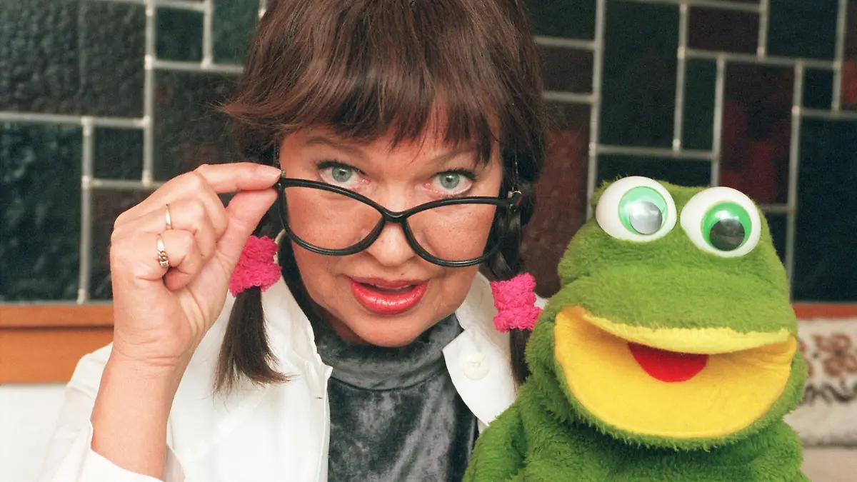 Als legendäre „Frau Puppendoktor Pille” des einstigen Kinderfernsehens der DDR prägte Schauspielerin Urte Blankenstein Generationen von Kindern.