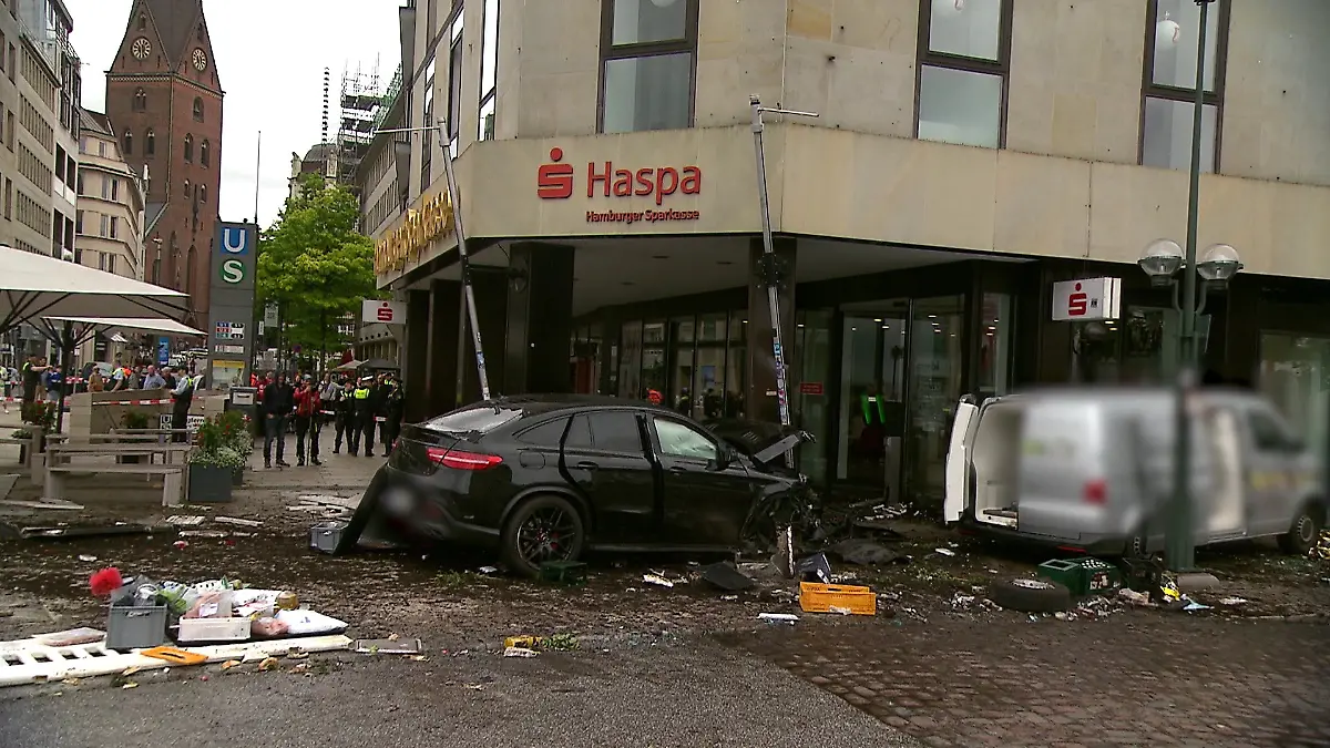 An dieser Stelle krachte der Sportwagen in die Hamburger Bankfiliale.