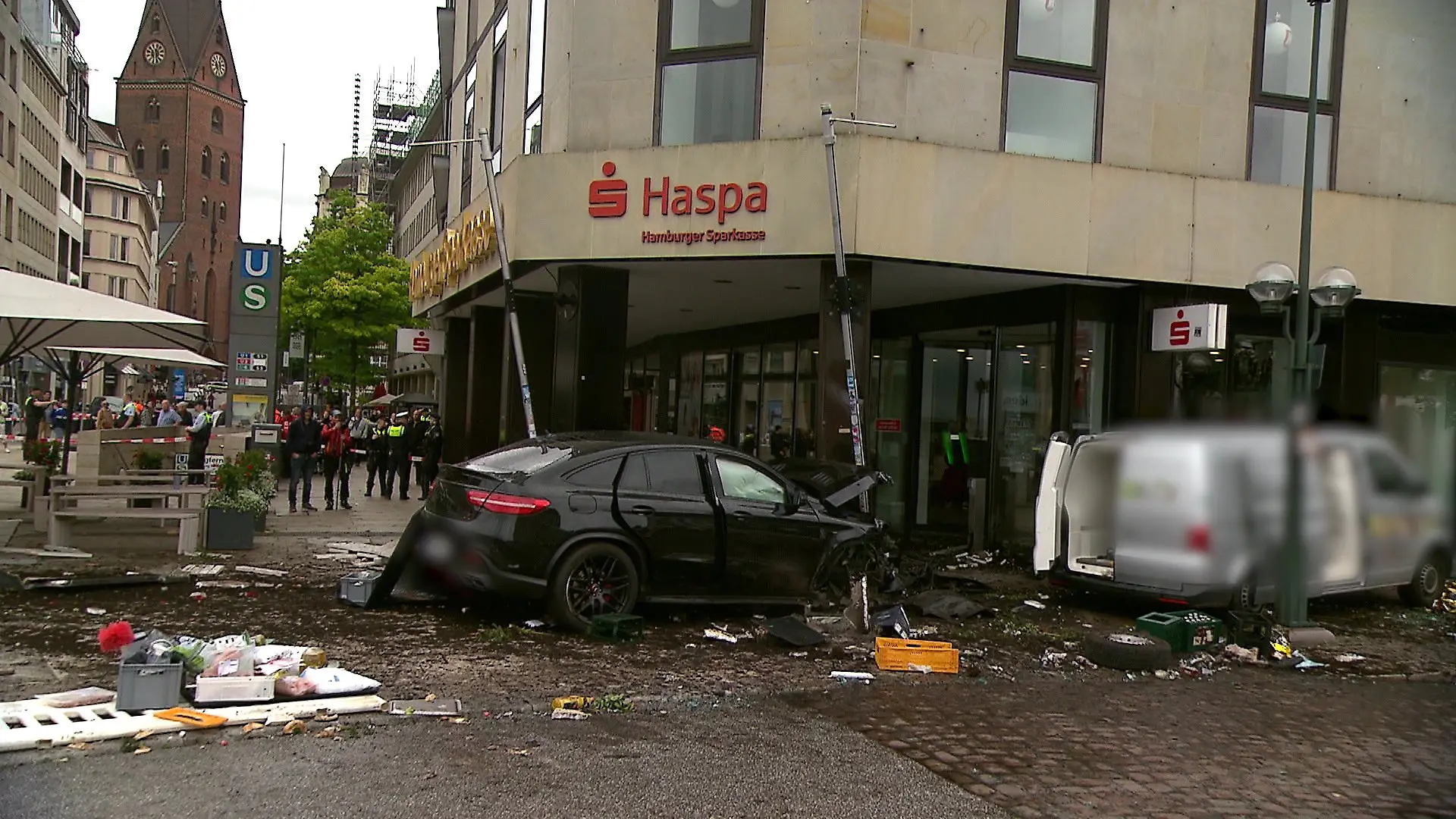 An dieser Stelle krachte der Sportwagen in die Hamburger Bankfiliale.