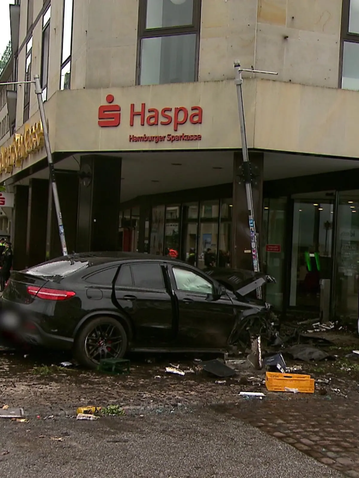 Bild zu: "Auto rast in Bankfiliale und tötet Passanten – Fahrer bekommt keine Strafe"