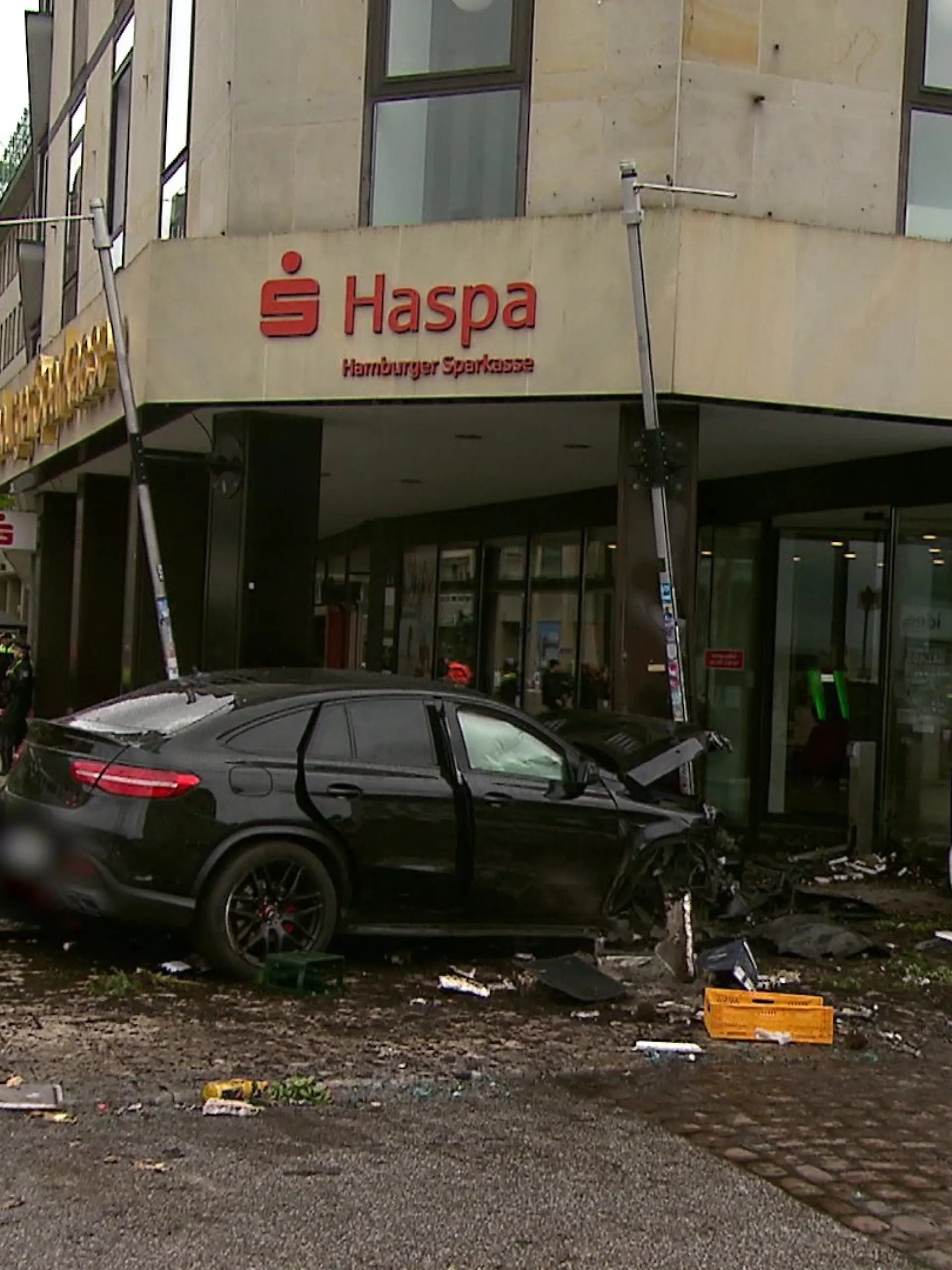 Bild zu: "Auto rast in Bankfiliale und tötet Passanten – Fahrer bekommt keine Strafe"