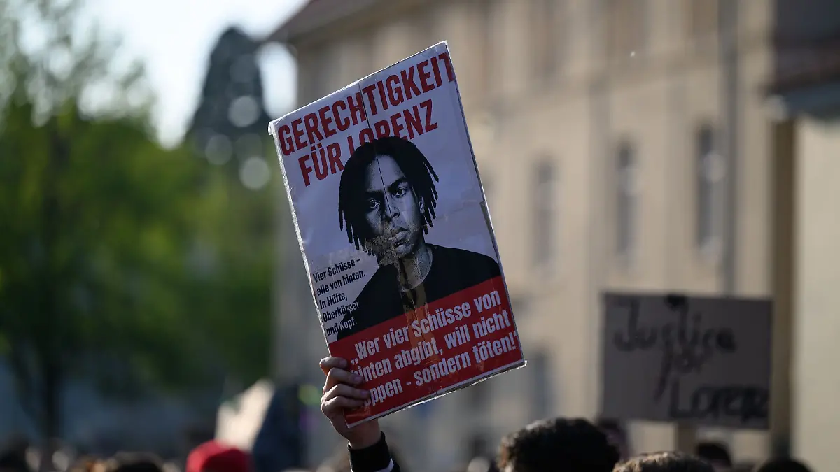 Die Ermittler werten weiterhin Video- und Audioaufzeichnungen aus und befragen Zeugen.