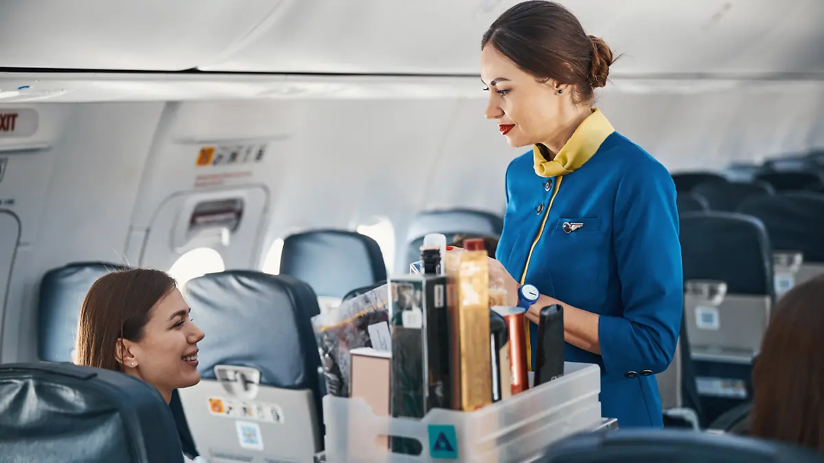 Flugbegleiterin verkauft Parfum im Flugzeug.