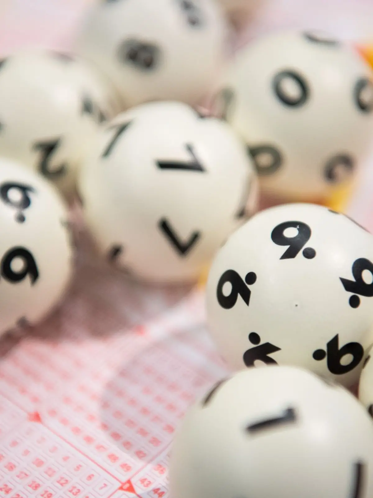 Bild zu: "„Da hockst Di erstmal nieda!“ Frischgebackene Lotto-Millionäre können ihr Glück kaum fassen"