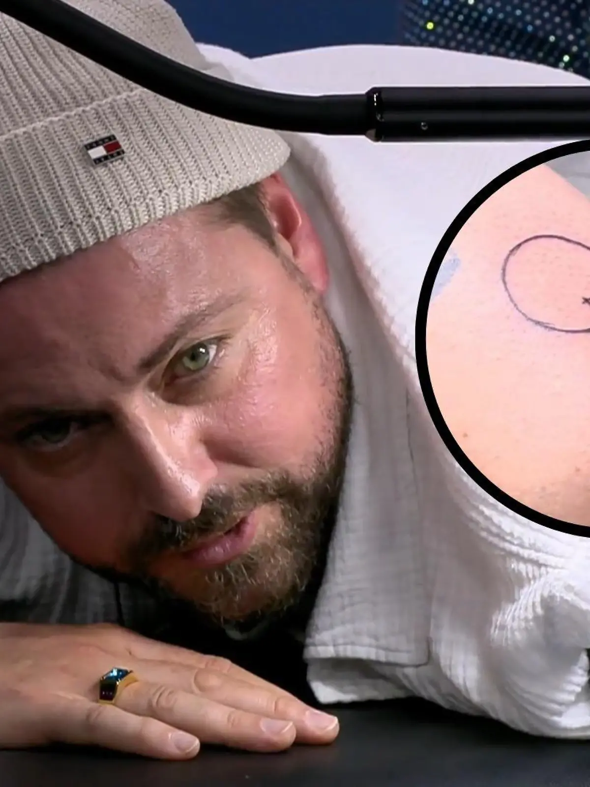 Bild zu: "Felix von Jascheroff lässt sich Organspende-Tattoo stechen"