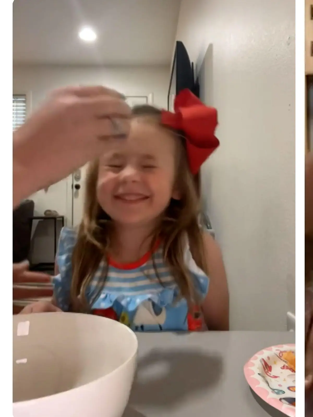 Was zuerst aussieht, wie ein ganz normales Back-Video ist in Wirklichkeit ein neuer - zugegeben sehr umstrittener - Trend auf TikTok. Bei der Egg-Challenge schlagen Mütter Eier auf den Köpfen ihrer Kinder auf und filmen die Reaktion. Wie die Kleinen darauf reagieren, zeigen wir im Video.