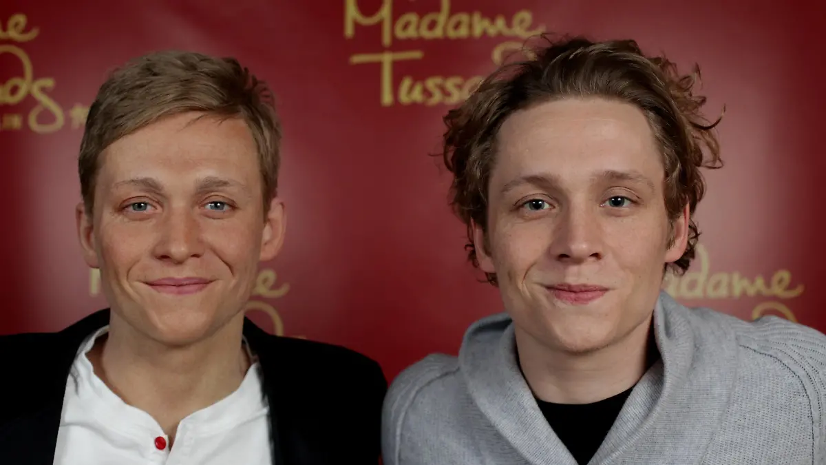 Bildnummer: 56987610 Datum: 27.01.2012 Copyright: imago/Christian Kielmann
Madame Tussauds: Schauspieler Matthias Schweighöfer mit seiner Wachsfigur bei Madame Tussauds Berlin People Film Objekte Shooting Porträt x0x xub 2012 quer Highlight Entertainment
56987610 Date 27 01 2012 Copyright Imago Christian Kielmann Madame Tussauds Actor Matthias Schweighöfer with his Wax figure at Madame Tussauds Berlin Celebrities Film Objects Shooting Portrait x0x 2012 horizontal Highlight Entertainment