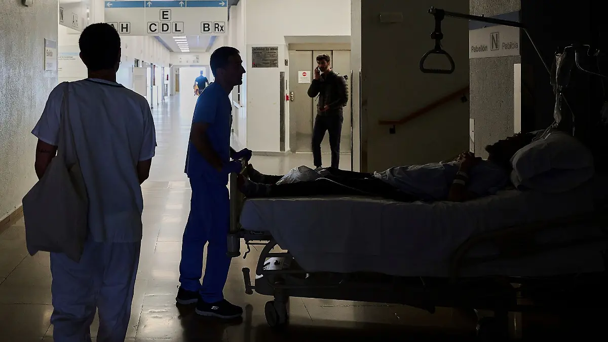 Krankenhäuser mussten sich mit Generatoren behelfen.