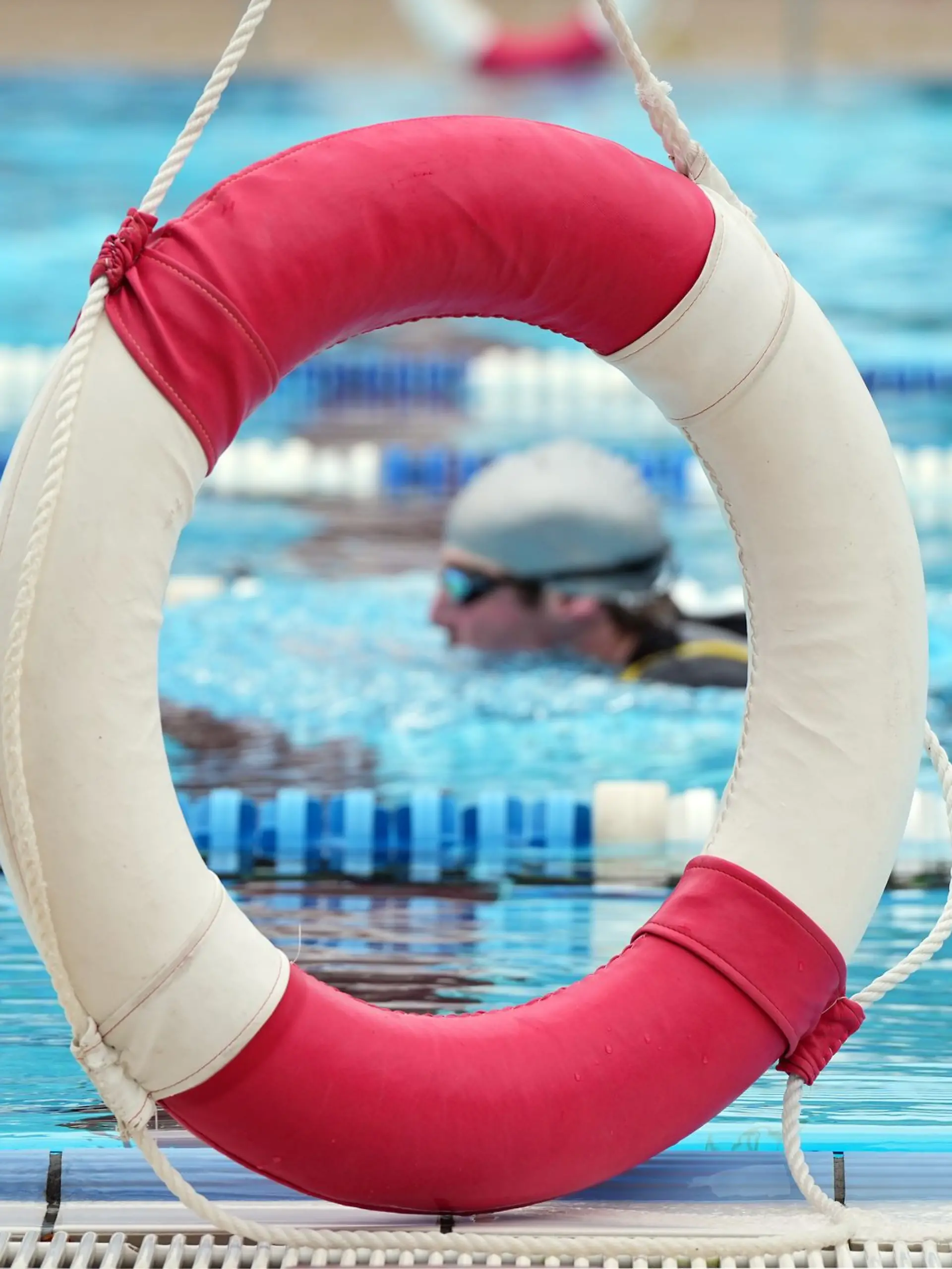 Bild zu: "Männergruppe belästigt mehrere Mädchen im Schwimmbad sexuell"