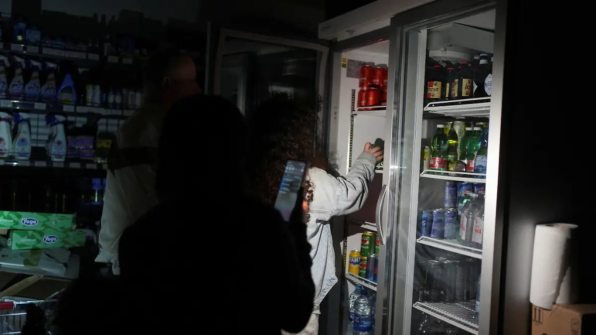 epi_226889155_REUTERSFOTO_2025-04-28T223712Z 1108556707 RC267EA2W1OR RTRMADP 3 SPAIN-ENERGY-OUTAGES.JPG_Power outage in Barc.jpg