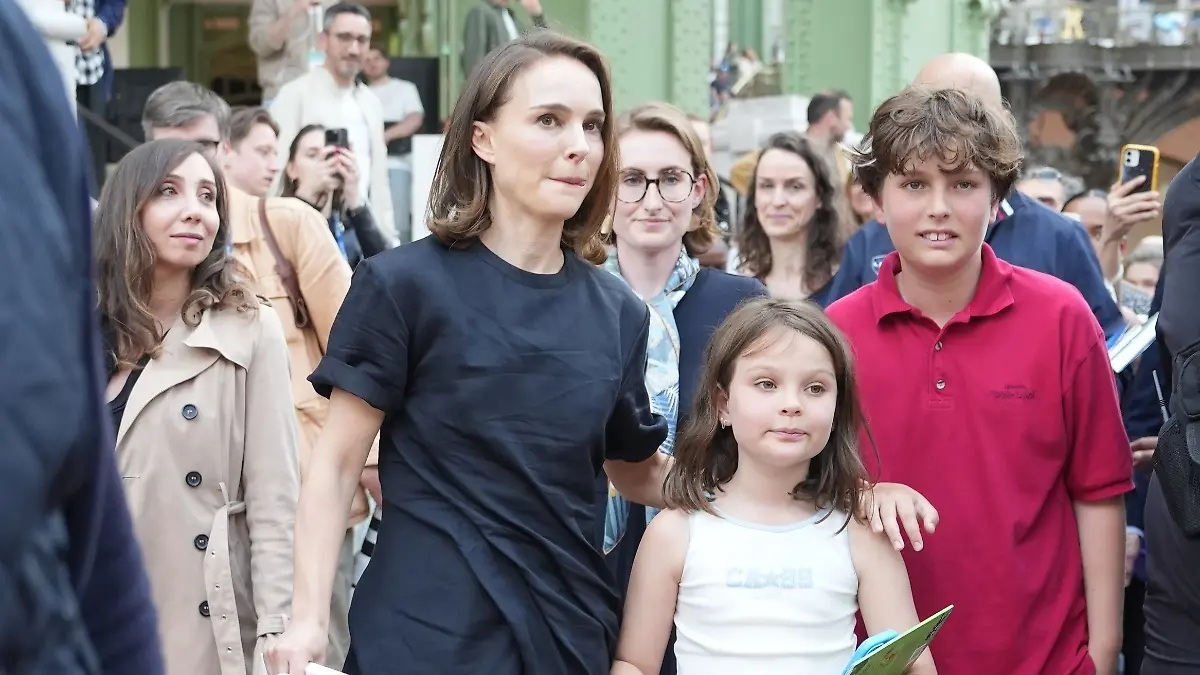 Natalie Portman zeigte sich überraschend in Paris mit ihren Kindern - Sohn Aleph und Tochter Amalia.