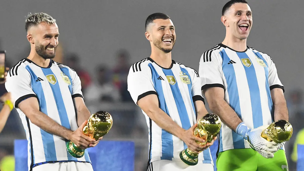 ARGENTINA, Buenos Aires: 23 march 2023: Emiliano Martinez, Guido Rodriguez, Geronimo Rulli, Marcos Acuna, German Pezzella of Argentina make gestures with FIFA World Cup, WM, Weltmeisterschaft, Fussball trophy during the friendly international match, Länderspiel, Nationalmannschaft between Argentina and Panama at Estadio Mas Monumental Antonio Vespucio Liberti. photo Diego Halisz/SFSI friendly international match: Argentina v Panama Copyright: xDiegoxHalisz/SFSIx