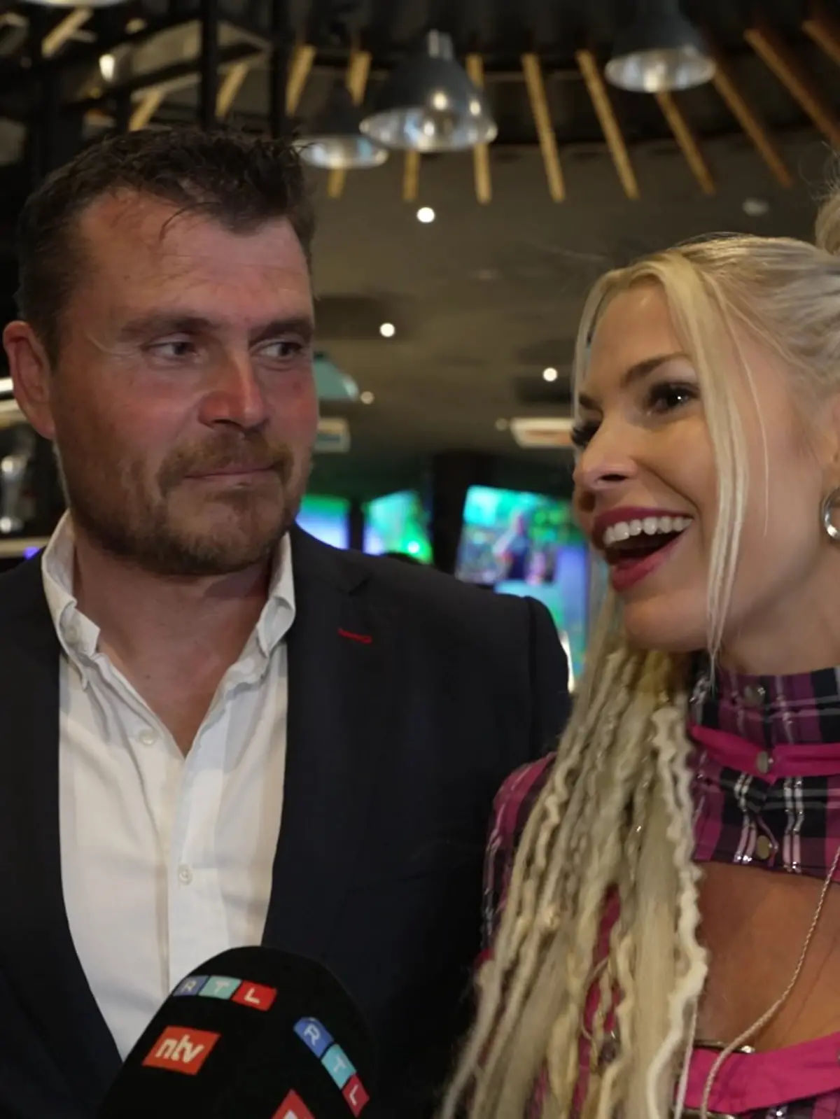 Bild zu: "Isi platzt vor Glück! Die Ballermann-Sängerin und ihr Carlos im Liebes-Interview"
