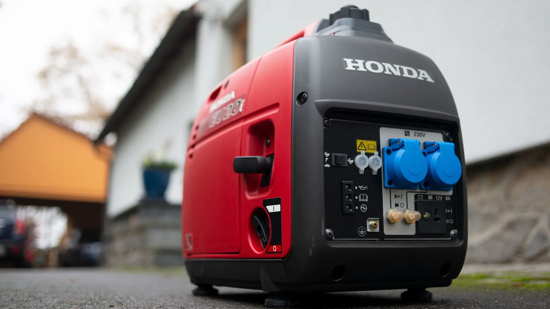 Wenn der Strom ausfällt, schaffen Powerbanks und Solarladegeräte kurzfristig Abhilfe – eine verlässlichere Notstromversorgung bieten jedoch tragbare Generatoren.