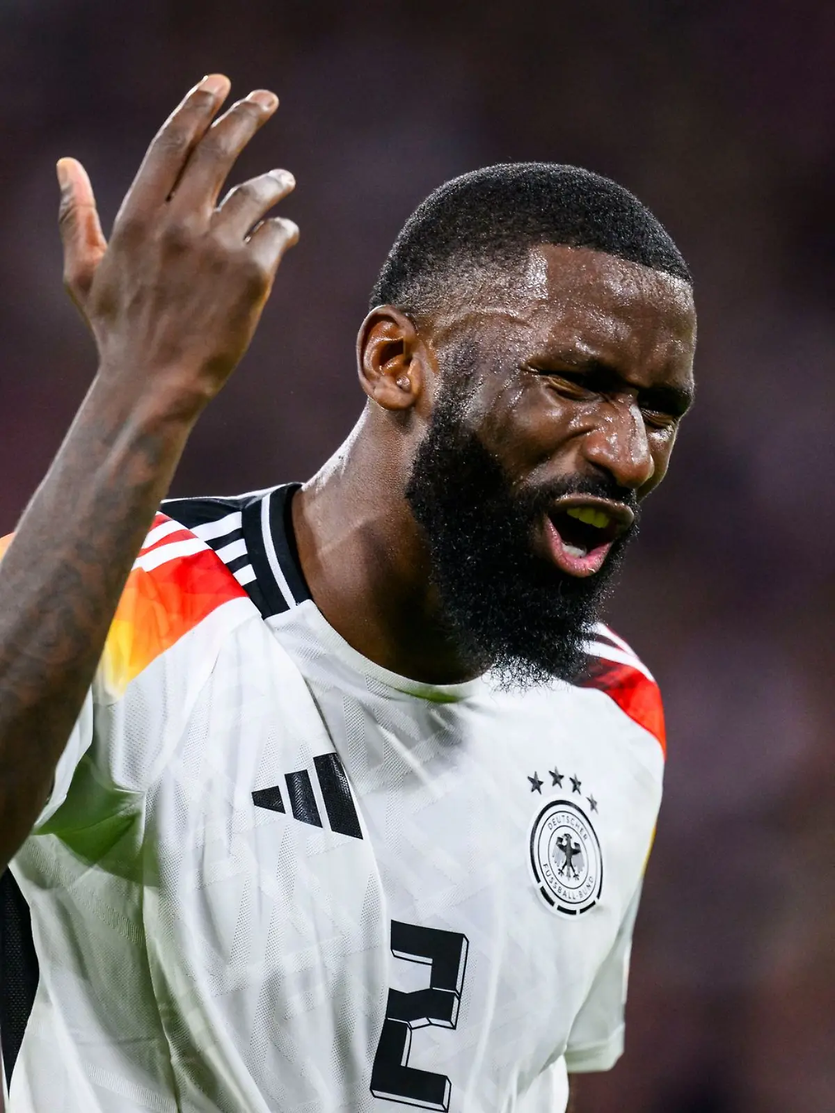 Bild zu: "Monatelanges Aus für Rüdiger! Fußball-Nationalspieler wegen Knie-OP lahmgelegt"