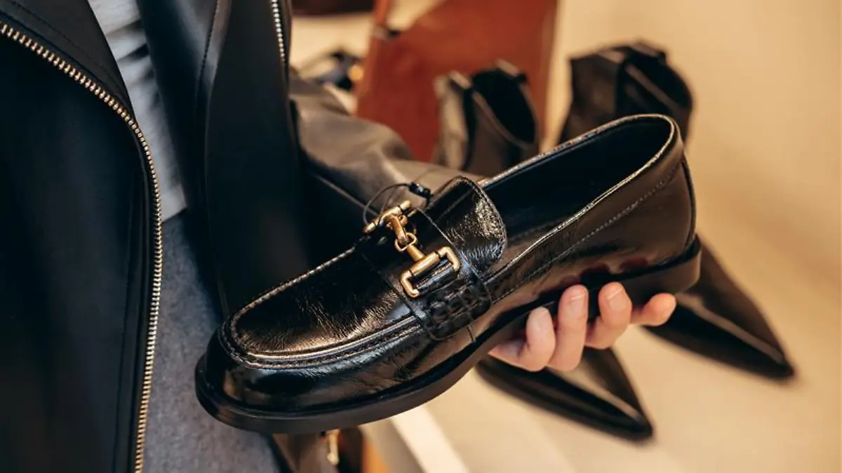 Loafer mit Schnalle.