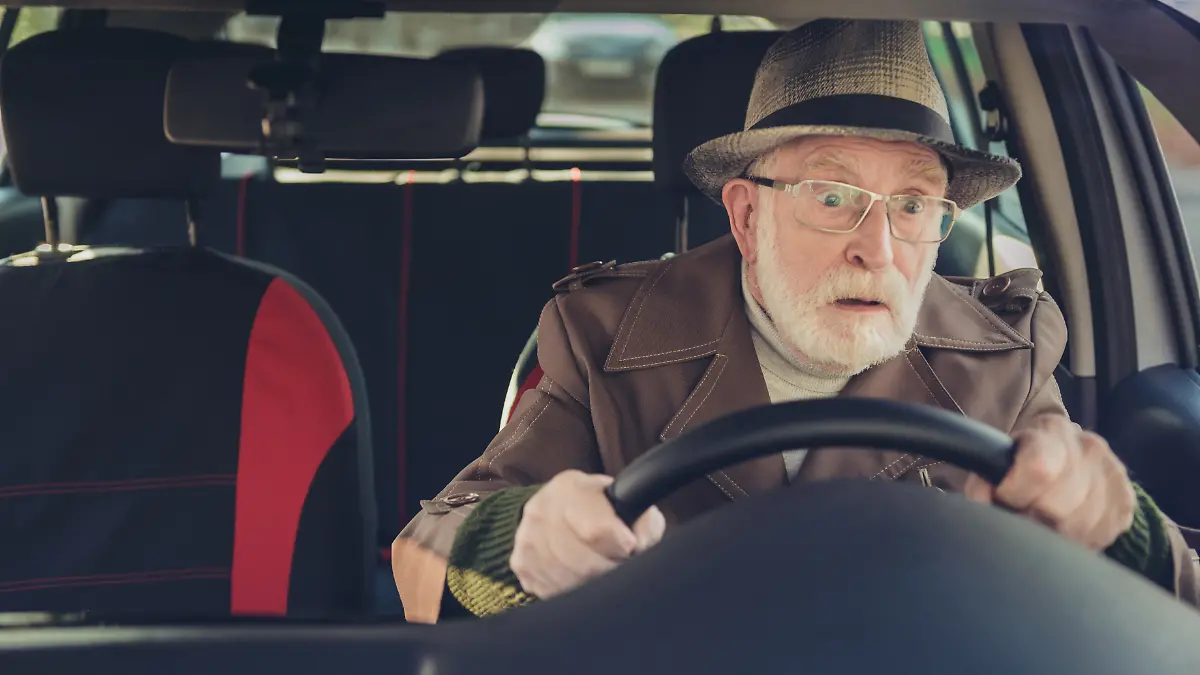 Alter Mann am Steuer eines Autos