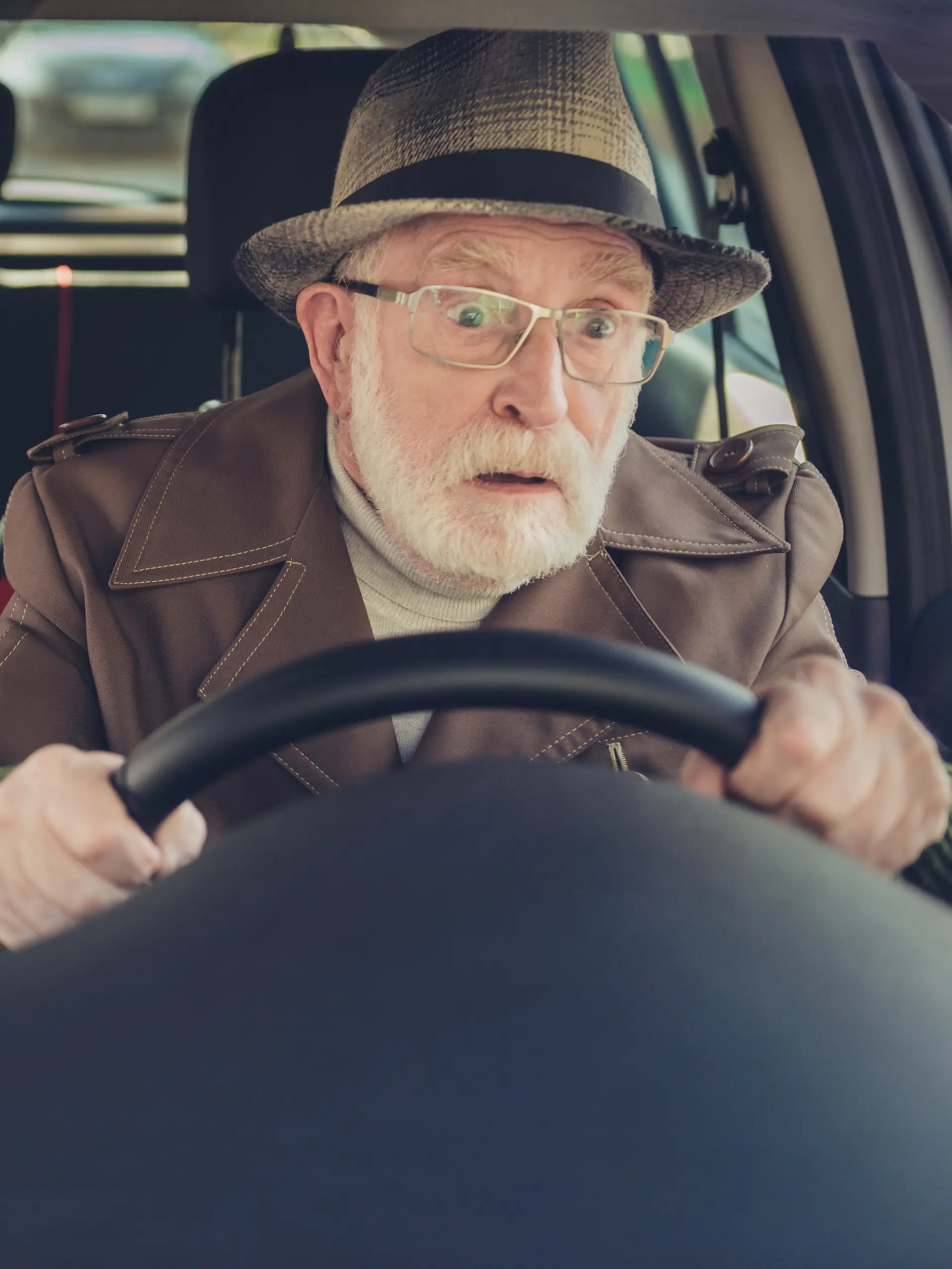 Alter Mann am Steuer eines Autos