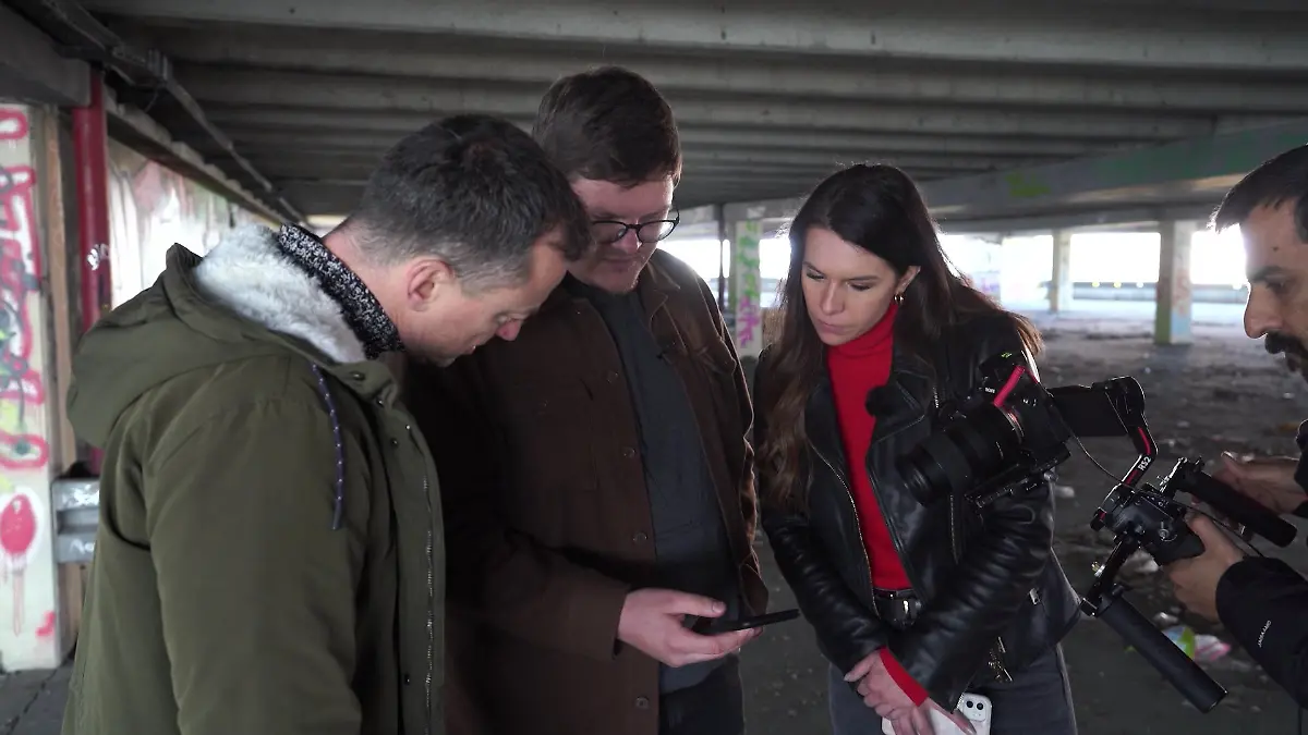 Lehrer Max Teske zeigt dem extra-Reporterteam erschreckende Auszüge aus Chats seiner Schüler.