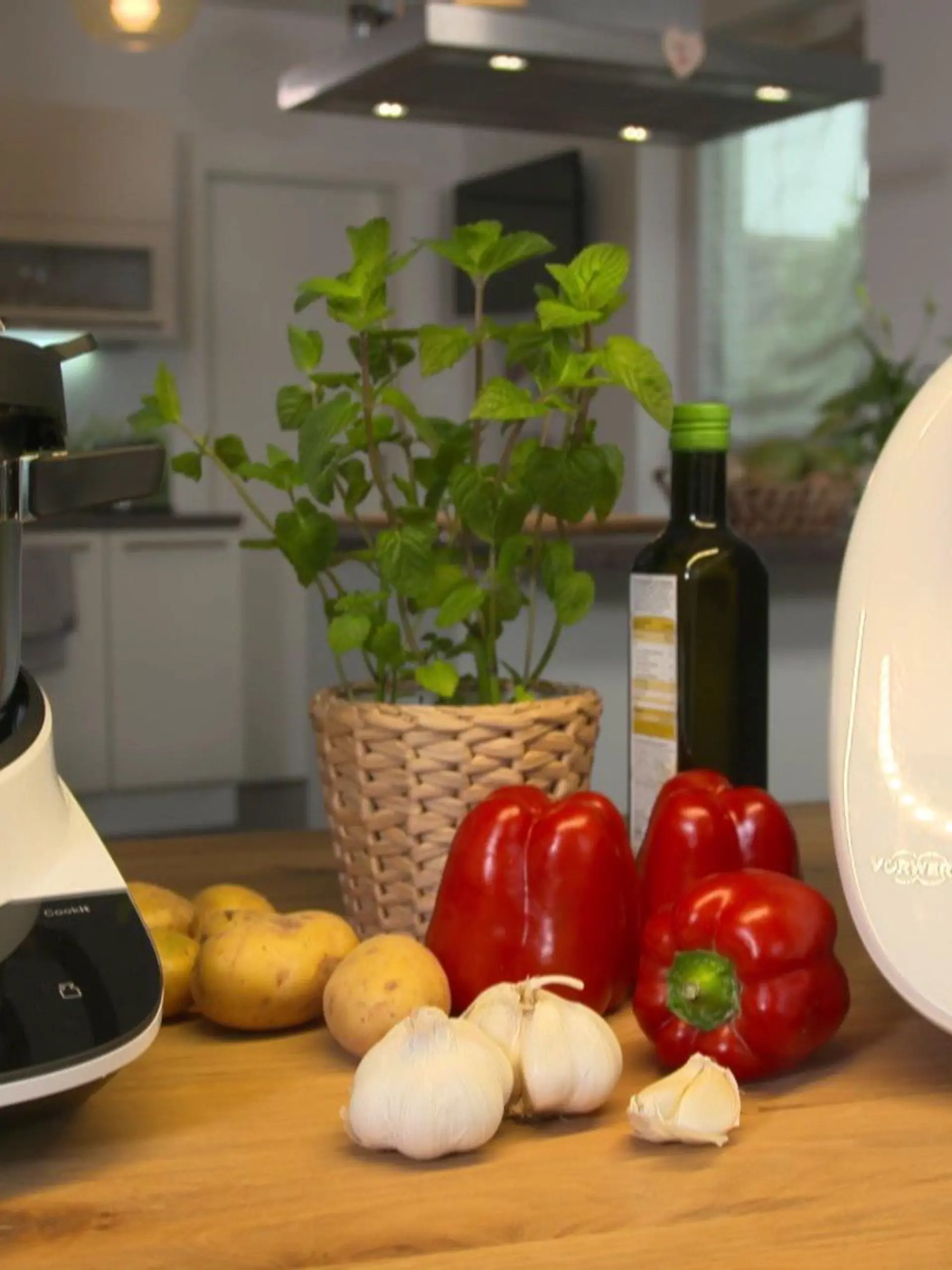 Duell der Multifunktions-Küchenmaschinen: Der Cookit von Bosch ist etwas günstiger als der Thermomix von Vorwerk. Aber wie schlägt er sich im Vergleich? Unsere Testerinnen finden es heraus!