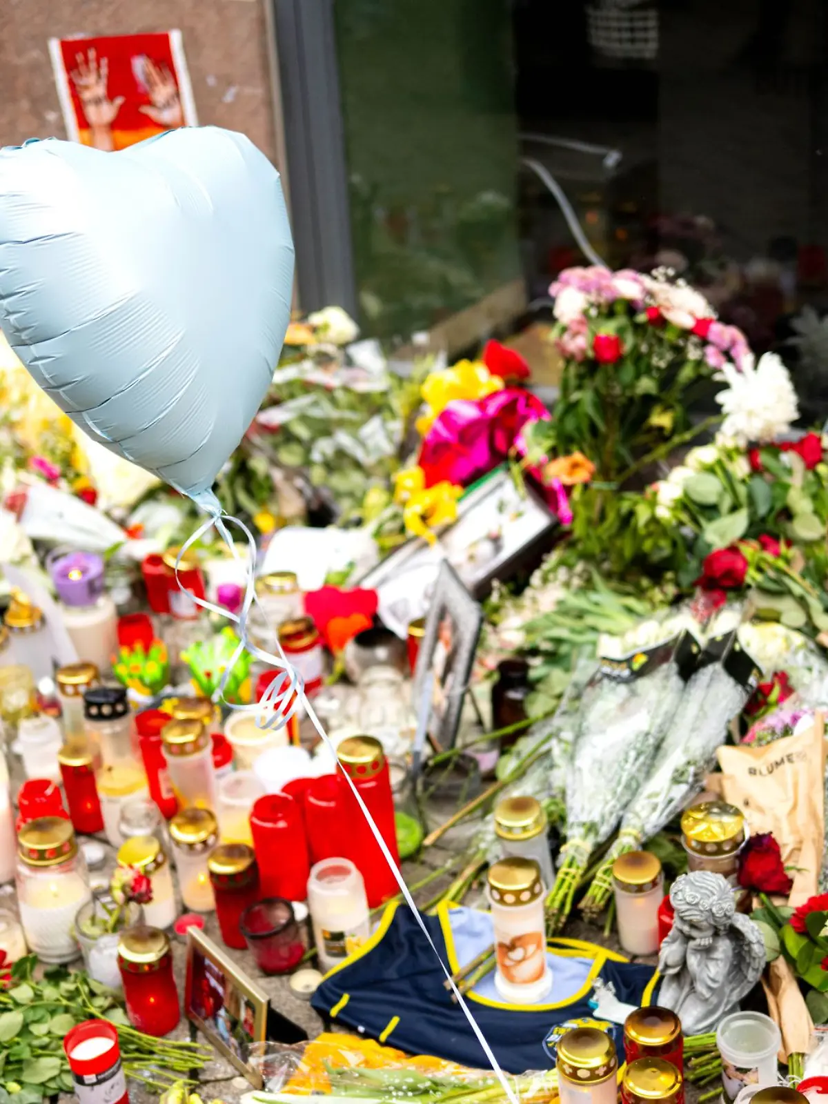 Bild zu: "400 Menschen verabschieden sich von Lorenz (21)"