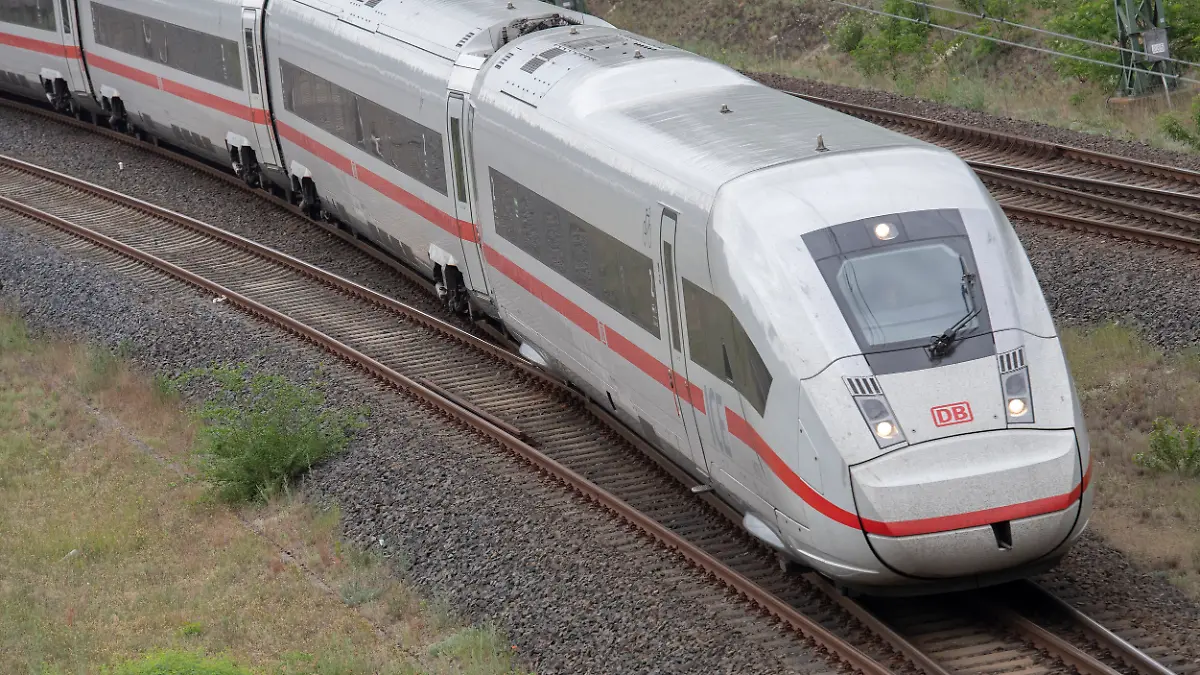 In Hamburg hat am Dienstagmittag ein ICE einen Arbeiter erfasst und lebensgefährlich verletzt.