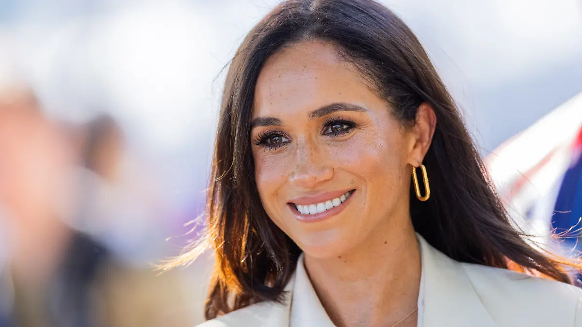 Meghan, Herzogin von Sussex, bei den 6. Invictus Games neben der Merkur Spiel-Arena zur Medaillenzeremonie beim Radfahren. Prinz Harry feiert heute seinen 39. Geburtstag. Der paralympische Wettbewerb für kriegsversehrte Sportler ist erstmals in Deutschland zu Gast.
