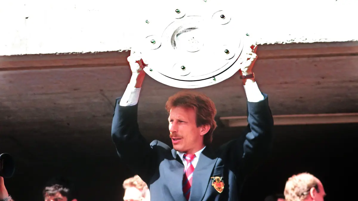 Deutschland, Stuttgart, 17.05.1992, Fussball, Bundesliga, Saison 1991/1992, VfB Stuttgart, Empfang nach dem Gewinn der deutschen Meisterschaft im Neckarstadion: Christoph Daum (Trainer) mit der Meisterschale. Foto: Herbert Rudel