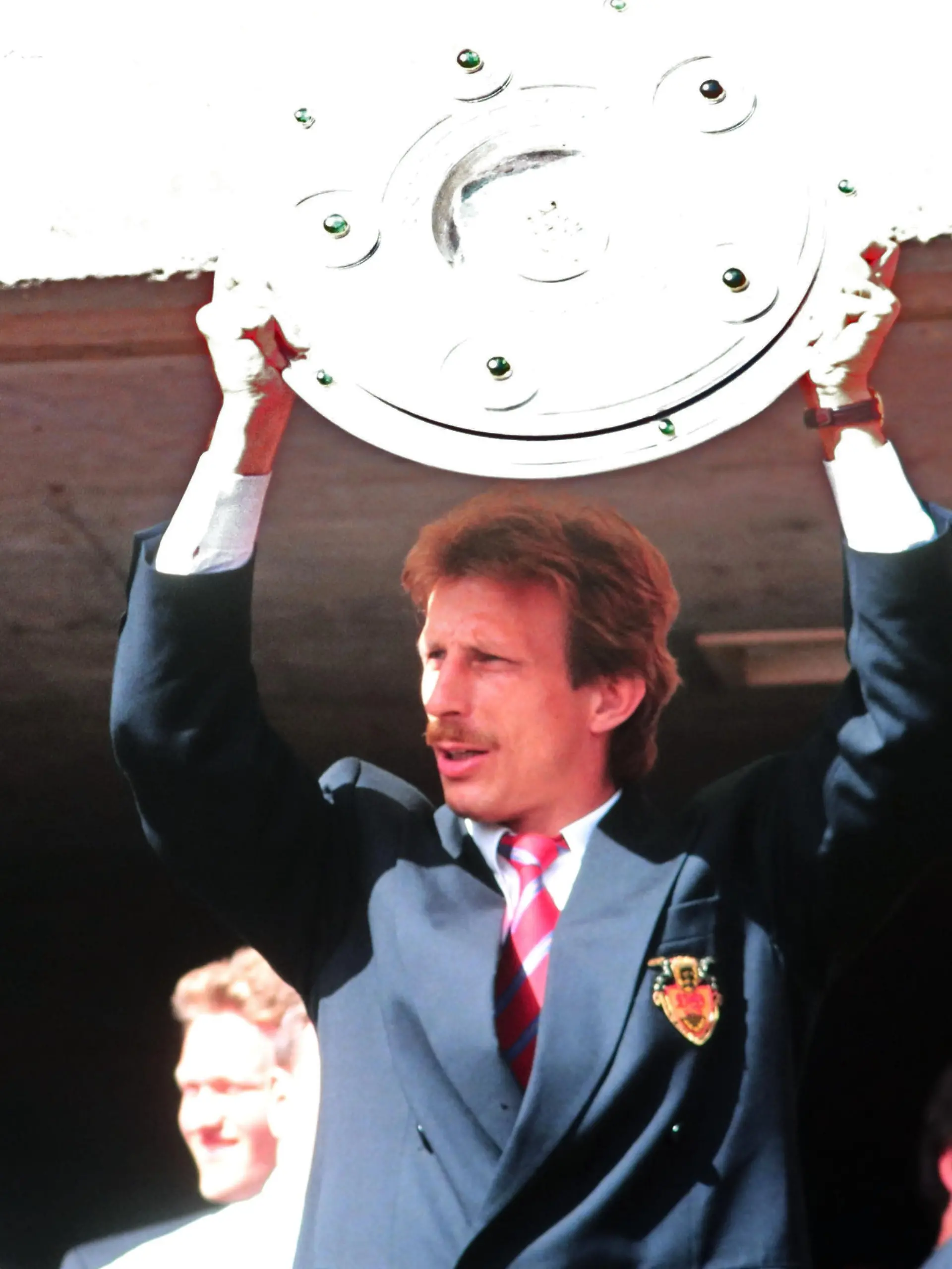 Deutschland, Stuttgart, 17.05.1992, Fussball, Bundesliga, Saison 1991/1992, VfB Stuttgart, Empfang nach dem Gewinn der deutschen Meisterschaft im Neckarstadion: Christoph Daum (Trainer) mit der Meisterschale. Foto: Herbert Rudel