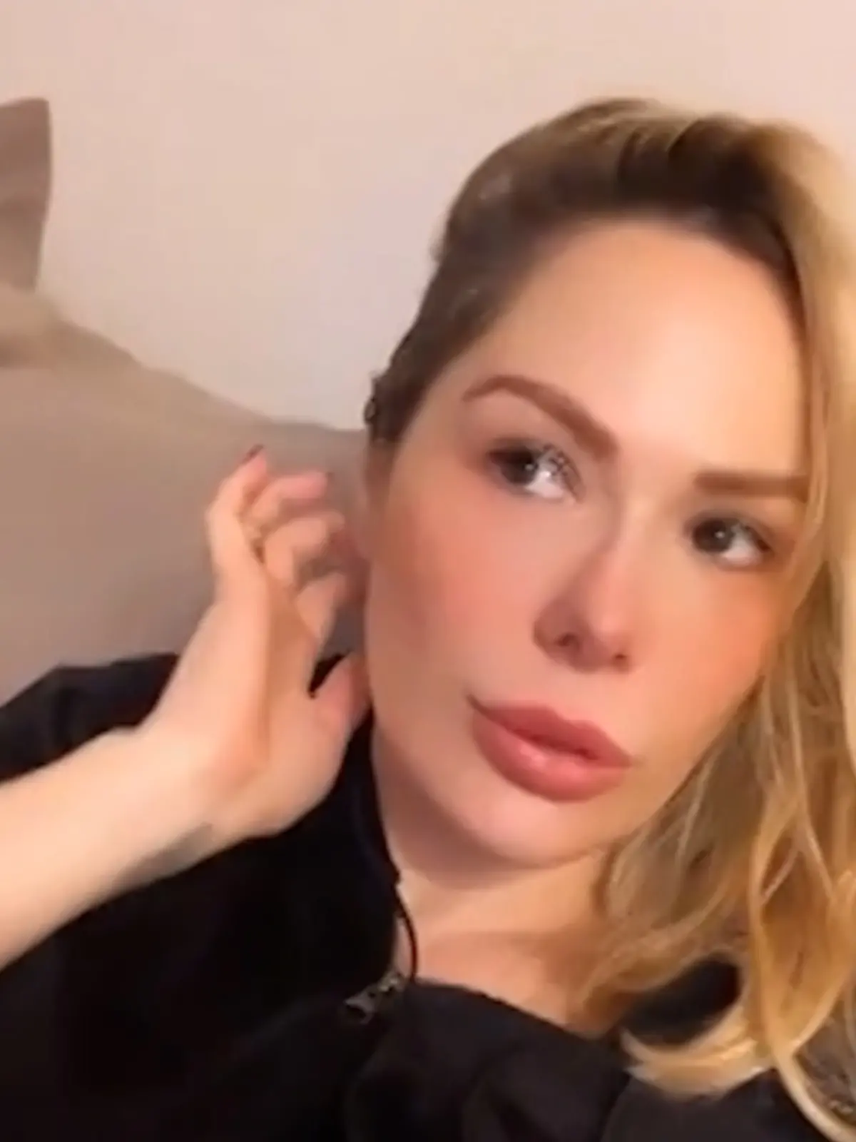 Damit Männer sie in Ruhe lassen! Model (39) trägt DIESE Flirt-Sperre