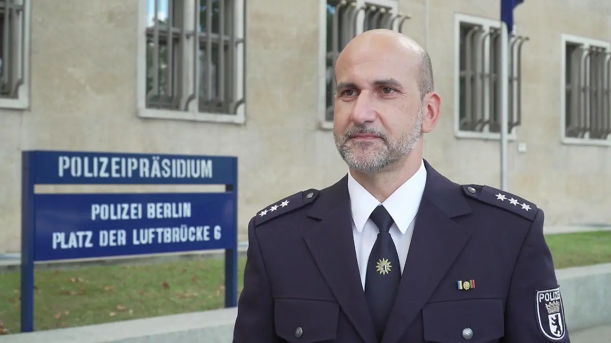 Pressesprecher Martin Halweg von der Berliner Polizei gibt ein Interview