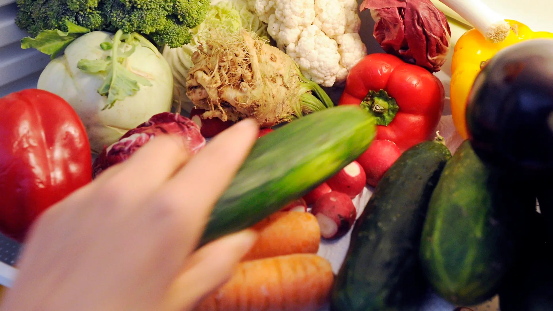 ARCHIV - Eine Hand greift am 04.08.2010 in einen Kühlschrank in dem Gemüse liegt. Für manchen wird jede Mahlzeit zur Gewissensfrage: Fleisch oder nicht? Während Vegetarier, Veganer und Co. auf tierische Produkte verzichten, machen sich auch Fleischesser zunehmend Gedanken über die Herkunft ihres Steaks oder ihrer Bratwurst.   Foto: Uli Deck   dpa   (zu dpa «Gewissensfrage «Fleisch» - Vegetarier auf dem Vormarsch» vom 29.09.2011)  +++(c) dpa - Bildfunk+++