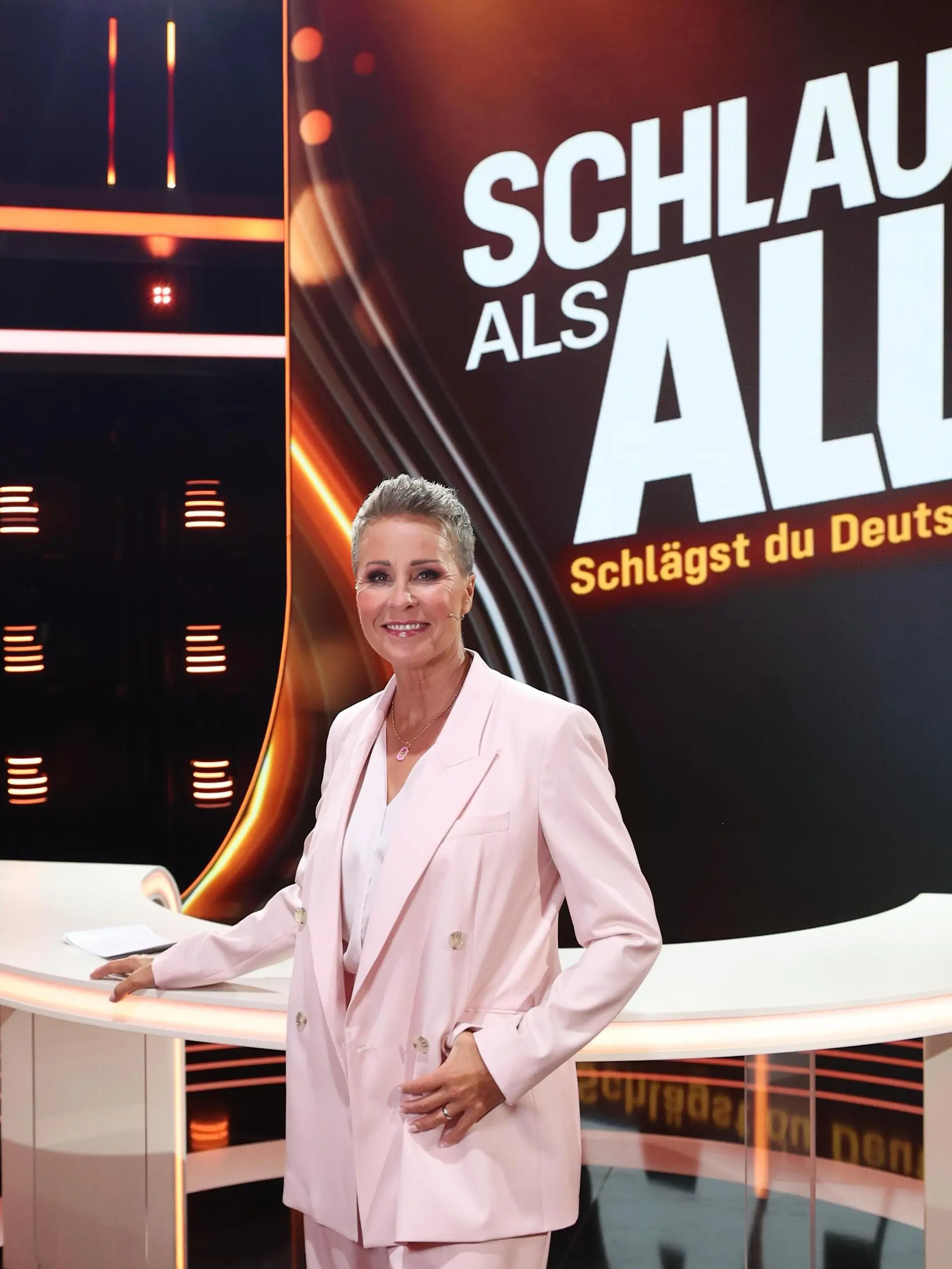Sonja Zietlow moderiert die neue Quizshow - Schlauer als Alle. Schlägst du Deutschland?