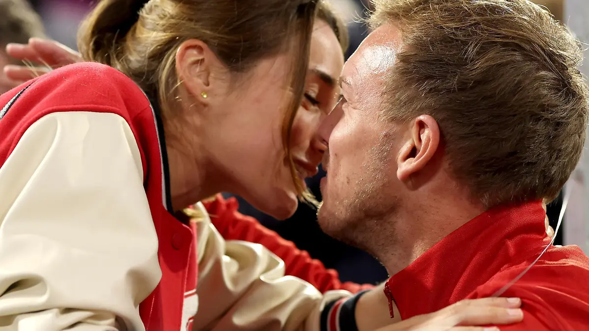 MUNICH, GERMANY - OCTOBER 16: Julian Nagelsmann, head coach of FC Bayern München kisses his girlfriend Lena Wurzenberger after the Bundesliga match between FC Bayern München and Sport-Club Freiburg at Allianz Arena on October 16, 2022 in Munich, Germany. (Photo by Alexander Hassenstein/Getty Images)