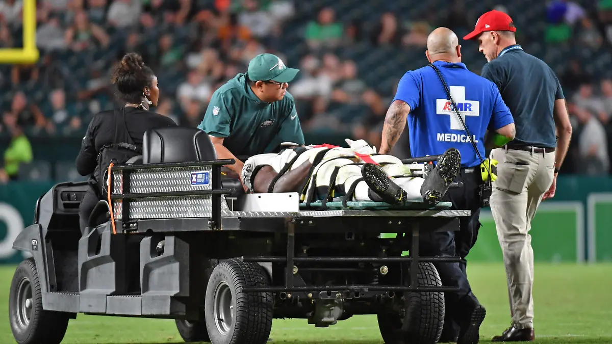 NFL, American Football Herren, USA Preseason-Cleveland Browns at Philadelphia Eagles Aug 17, 2023 Philadelphia, Pennsylvania, USA Philadelphia Eagles defensive tackle Moro Ojomo 72 is injured against the Cleveland Browns during the fourth quarter and was carted off the field at Lincoln Financial Field. Philadelphia Lincoln Financial Field Pennsylvania USA, EDITORIAL USE ONLY PUBLICATIONxINxGERxSUIxAUTxONLY Copyright: xEricxHartlinex 20230811_eh_se7_01626