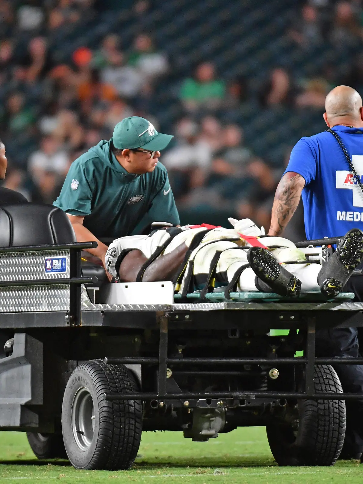 NFL, American Football Herren, USA Preseason-Cleveland Browns at Philadelphia Eagles Aug 17, 2023 Philadelphia, Pennsylvania, USA Philadelphia Eagles defensive tackle Moro Ojomo 72 is injured against the Cleveland Browns during the fourth quarter and was carted off the field at Lincoln Financial Field. Philadelphia Lincoln Financial Field Pennsylvania USA, EDITORIAL USE ONLY PUBLICATIONxINxGERxSUIxAUTxONLY Copyright: xEricxHartlinex 20230811_eh_se7_01626