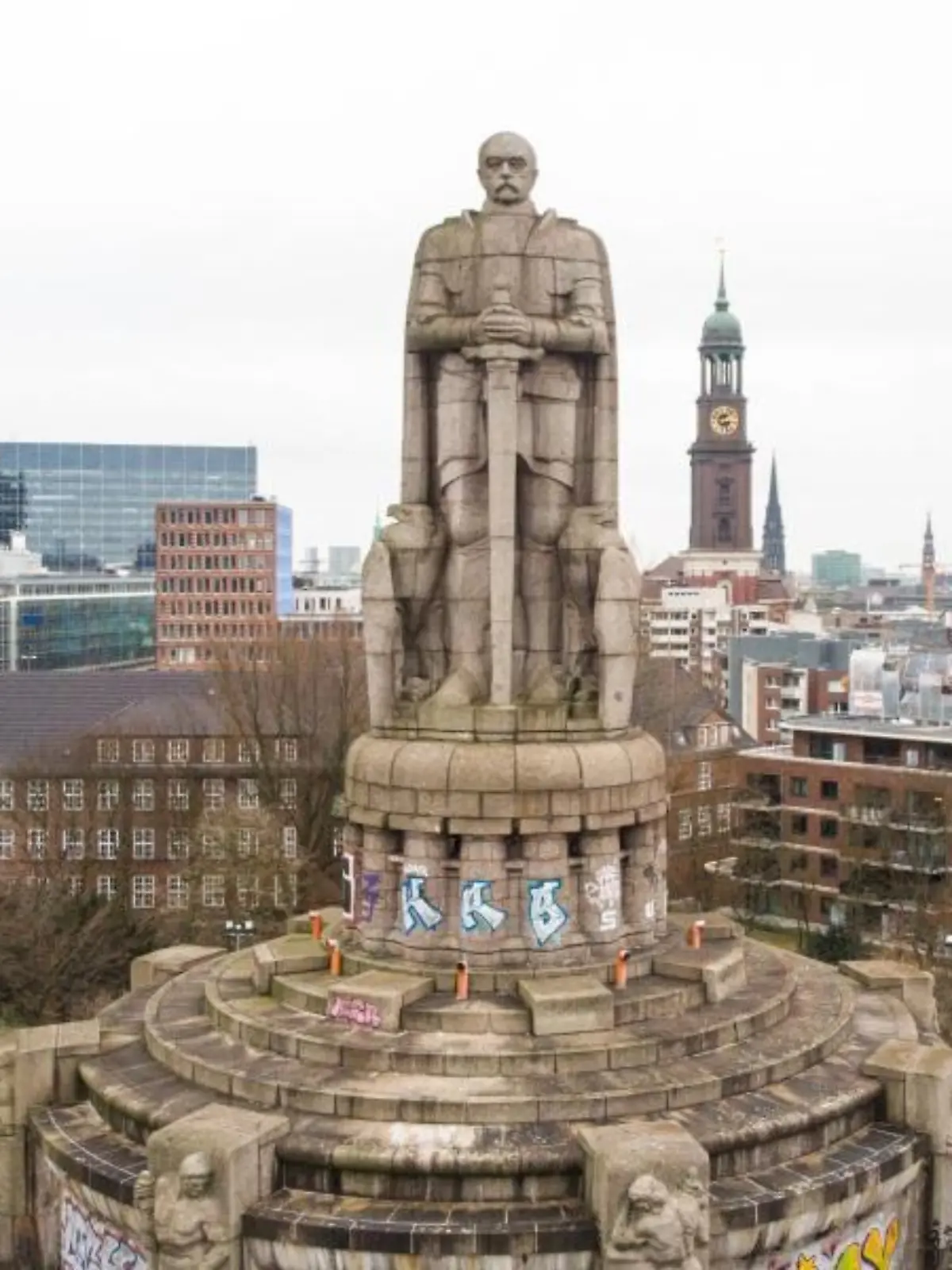 Das Bismarck-Denkmal steht oberhalb des Hafens